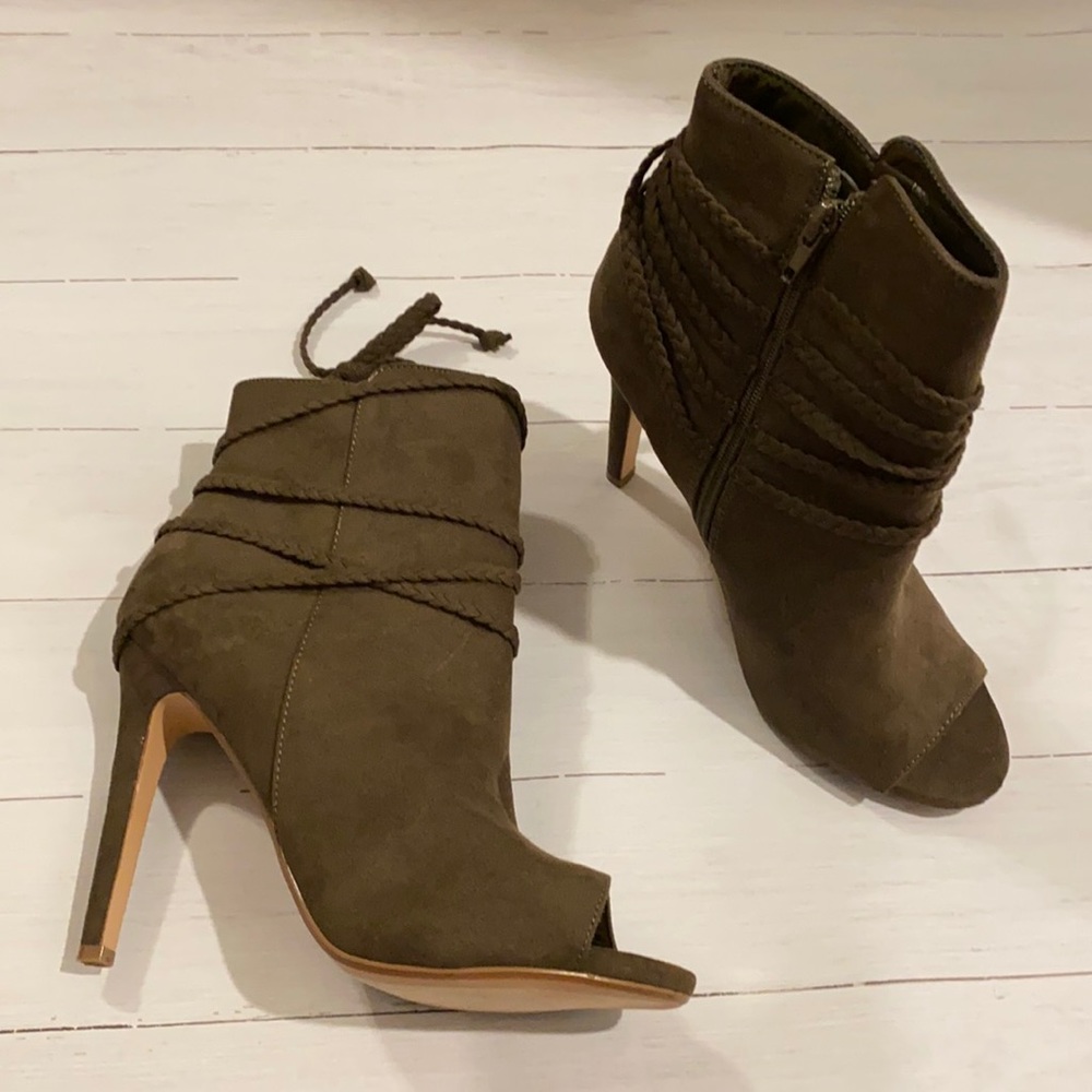 Heeled peep toe bootie